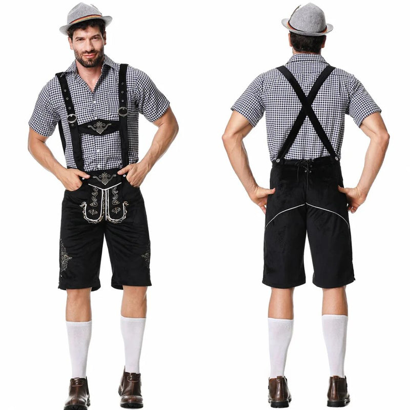 Mann in traditioneller bayerischer Tracht mit Lederhose, kariertem Hemd und Hut, Oktoberfest-Outfit.