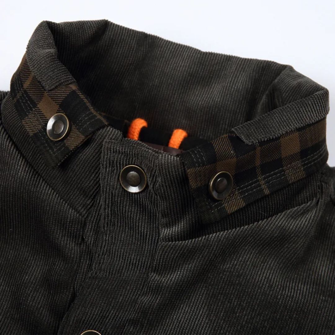 Grüne Cordjacke mit Karomuster-Kragen, Druckknöpfen, Herrenmode, Herbstbekleidung.