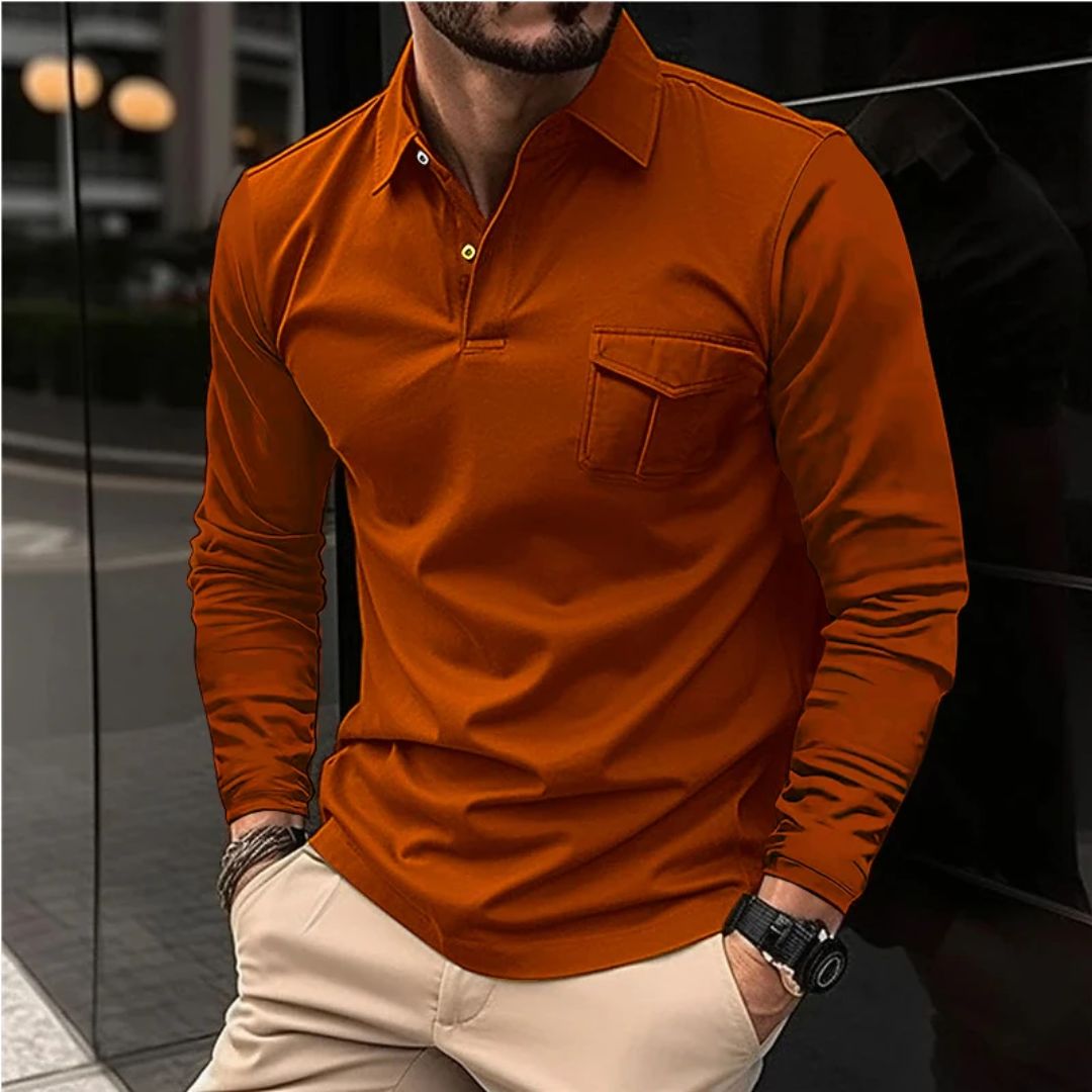 Mann in orangefarbenem Langarm-Poloshirt, modern, stilvoll, mit Brusttasche, Stadthintergrund.