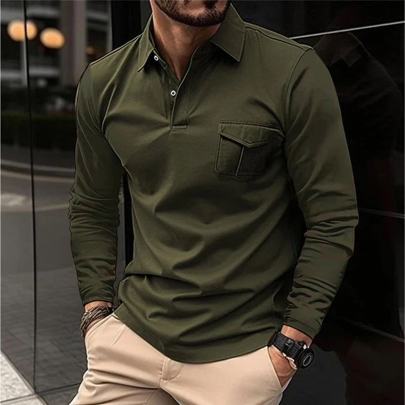 Mann in olivgrünem Langarm-Poloshirt, modern, elegant, Herrenmode, Freizeitkleidung.