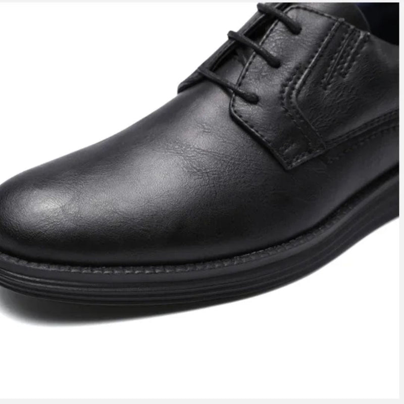 Schwarzer Lederschuh, Herren, Schnürschuh, elegant, Business, rutschfeste Sohle, klassisch.