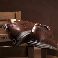 Braune Lederschuhe für Herren, rutschfeste Sohle, elegantes Design, hochwertige Verarbeitung.