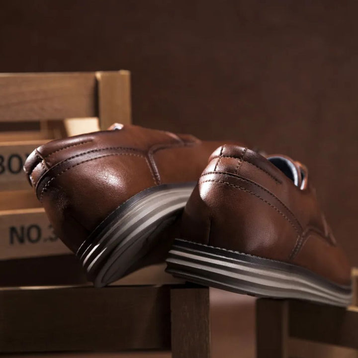 Braune Lederschuhe für Herren, rutschfeste Sohle, elegantes Design, hochwertige Verarbeitung.