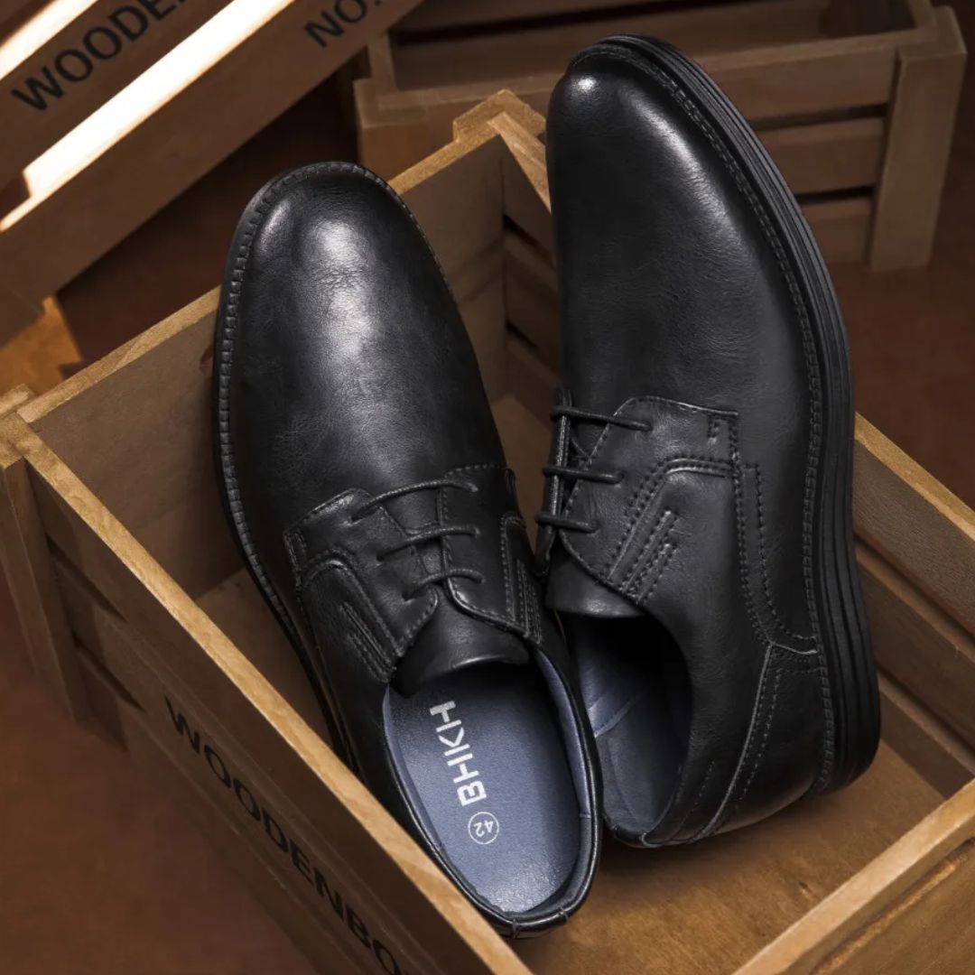 Schwarze Lederschuhe für Herren, elegante Schnürschuhe, stilvoll und klassisch.
