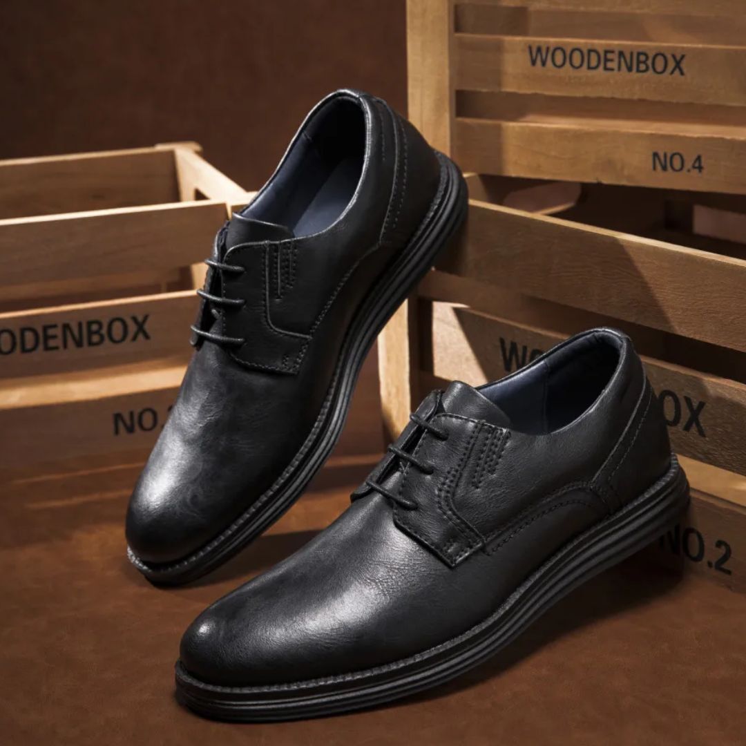 Schwarze Herrenschuhe aus Leder, elegantes Design, ideal für Business und Freizeit.