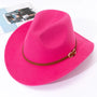 Pinkfarbener Filzhut mit braunem Band, modisches Accessoire, Damenhut, Cowboy-Stil.