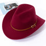 Roter Filzhut mit braunem Lederband, modisches Accessoire, Cowboy-Stil, Unisex-Hut.