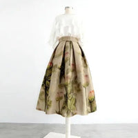 Weißes Oberteil und geblümter Rock auf Schaufensterpuppe, elegantes Damenoutfit, Modekleidung.