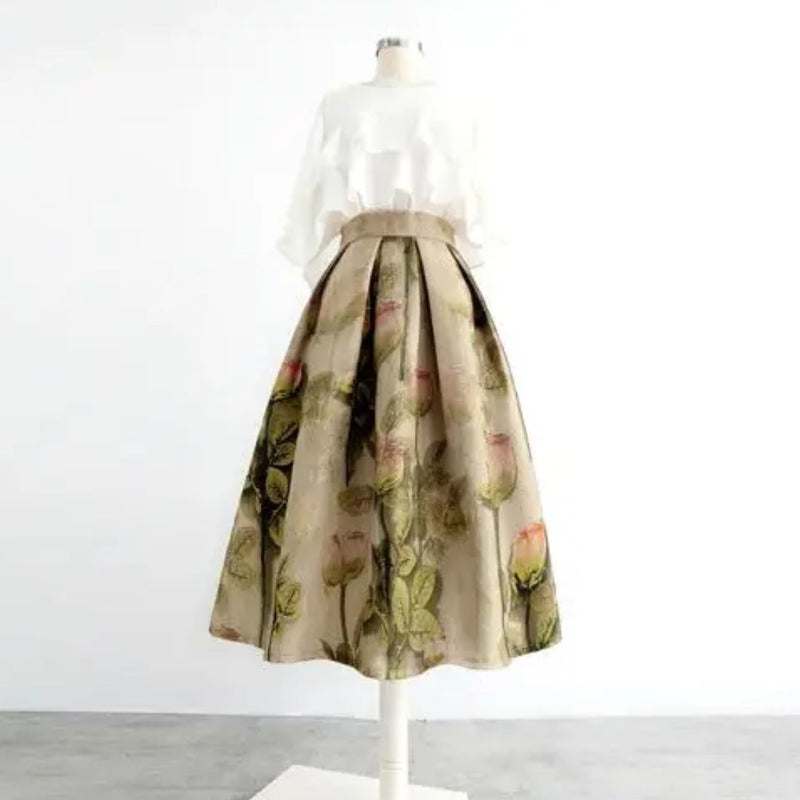 Weißes Oberteil und geblümter Rock auf Schaufensterpuppe, elegantes Damenoutfit, Modekleidung.