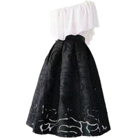Schwarz-weißes schulterfreies Kleid, florales Muster, elegantes Design, Damenmode.