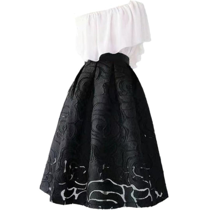 Schwarz-weißes schulterfreies Kleid, florales Muster, elegantes Design, Damenmode.