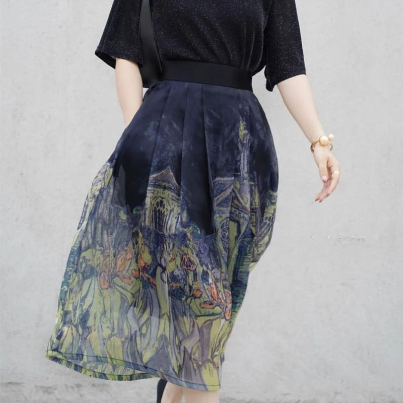 Frau in schwarzem Oberteil und bedrucktem Rock mit Stadtmotiv, elegantes Outfit, Mode.