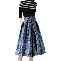 Damenkleid mit blauem Blumenrock und schwarzem gestreiftem Oberteil, elegant, knielang.