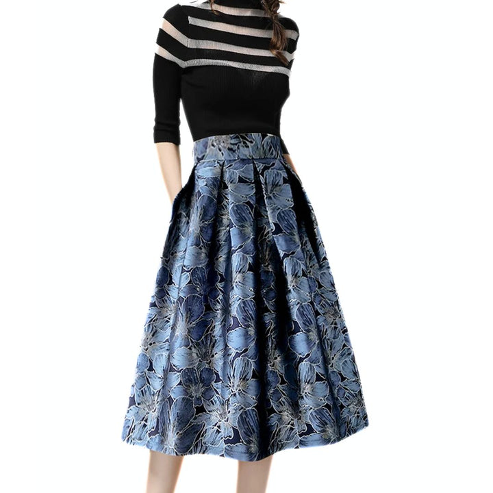 Damenkleid mit blauem Blumenrock und schwarzem gestreiftem Oberteil, elegant, knielang.