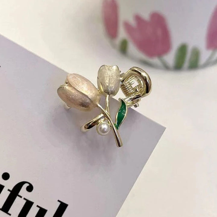 Goldene Tulpenbrosche mit Perle, elegantes Schmuckstück, Blumenmotiv, modisches Accessoire.