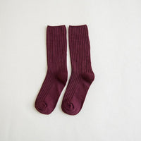 Bordeauxfarbene, gerippte Socken aus Baumwolle, knielang, modisch, bequem, für Damen und Herren.
