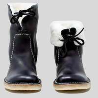 Schwarze Lederstiefel mit weißem Innenfutter und Schnürung, Damenmode, Winterstiefel.