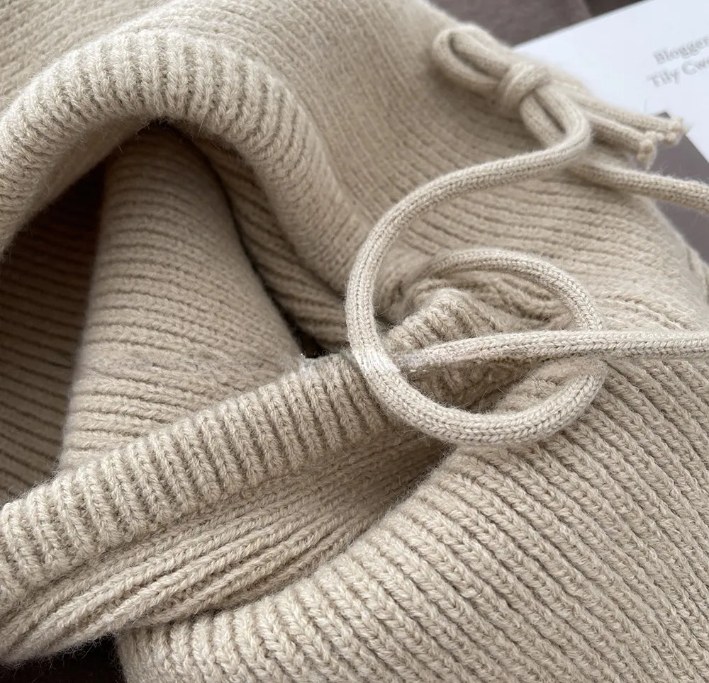 Beiger Strickpullover aus Wolle, Nahaufnahme, weiches Material, modisch, gemütlich, Herbstmode.