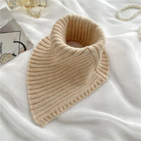 Beiger Strickschal aus Wolle, modisches Accessoire, warm, elegant, Damenmode, Herbst/Winter.