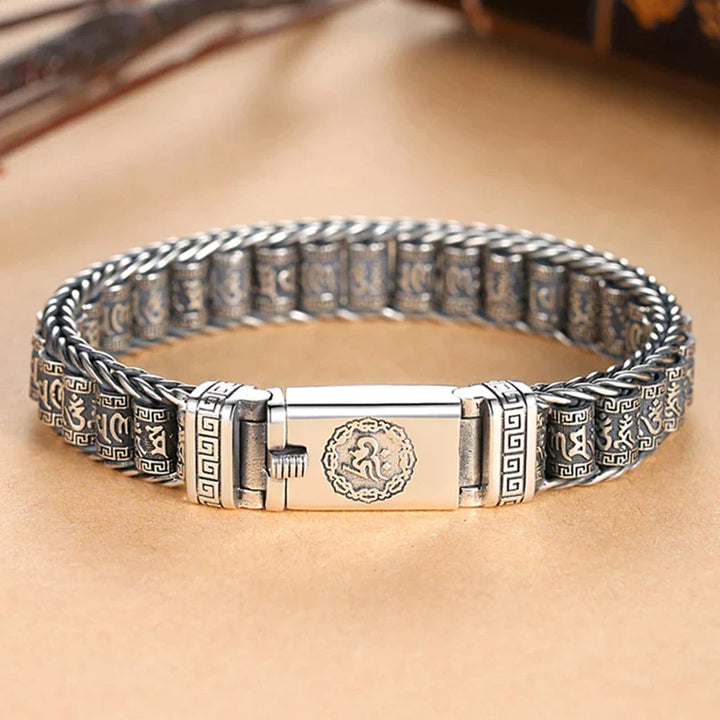 Silbernes Herrenarmband aus Edelstahl mit keltischem Muster und Verschluss.