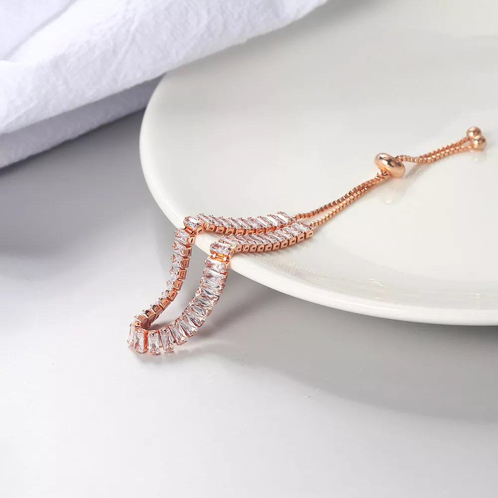 Roségold Armband mit Zirkonia-Steinen, verstellbar, elegantes Schmuckdesign, Damenaccessoire.