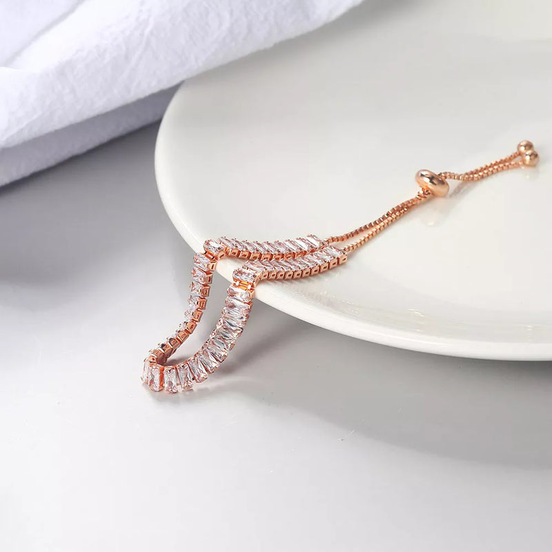 Roségold Armband mit Zirkonia-Steinen, verstellbar, elegantes Schmuckdesign, Damenaccessoire.