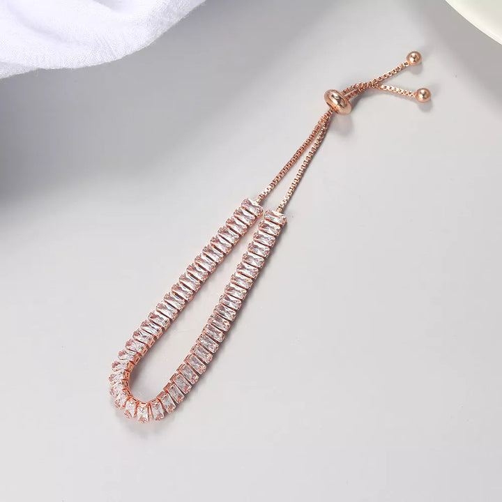 Roségold Armband mit Zirkonia-Steinen, verstellbar, elegantes Schmuckstück für Damen.