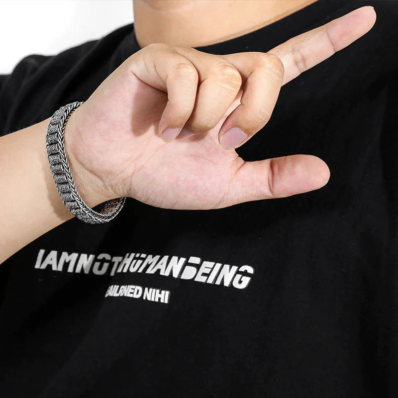 Silbernes Herrenarmband aus Edelstahl, geflochtenes Design, modisches Accessoire.