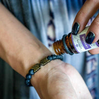 Armband mit Lavasteinen, ätherisches Öl, Aromatherapie, schwarz, Handgelenk, Entspannung.