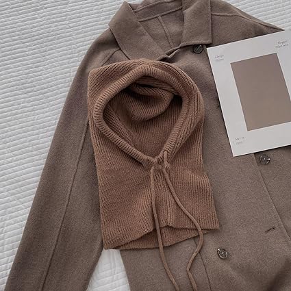 Brauner Wollmantel mit Kapuzenschal auf weißem Hintergrund, elegante Herbstmode.