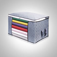 Graue Aufbewahrungstasche mit Reißverschluss, gefüllt mit bunten Decken, ideal für Heimorganisation.