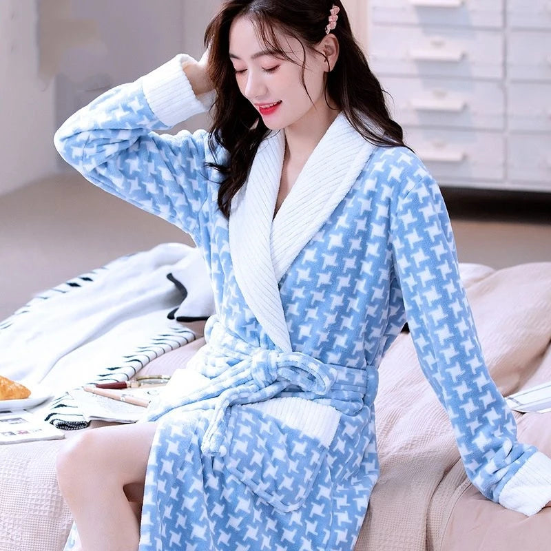 Frau im blauen Bademantel mit weißem Kragen, geometrisches Muster, gemütlich, modisch.