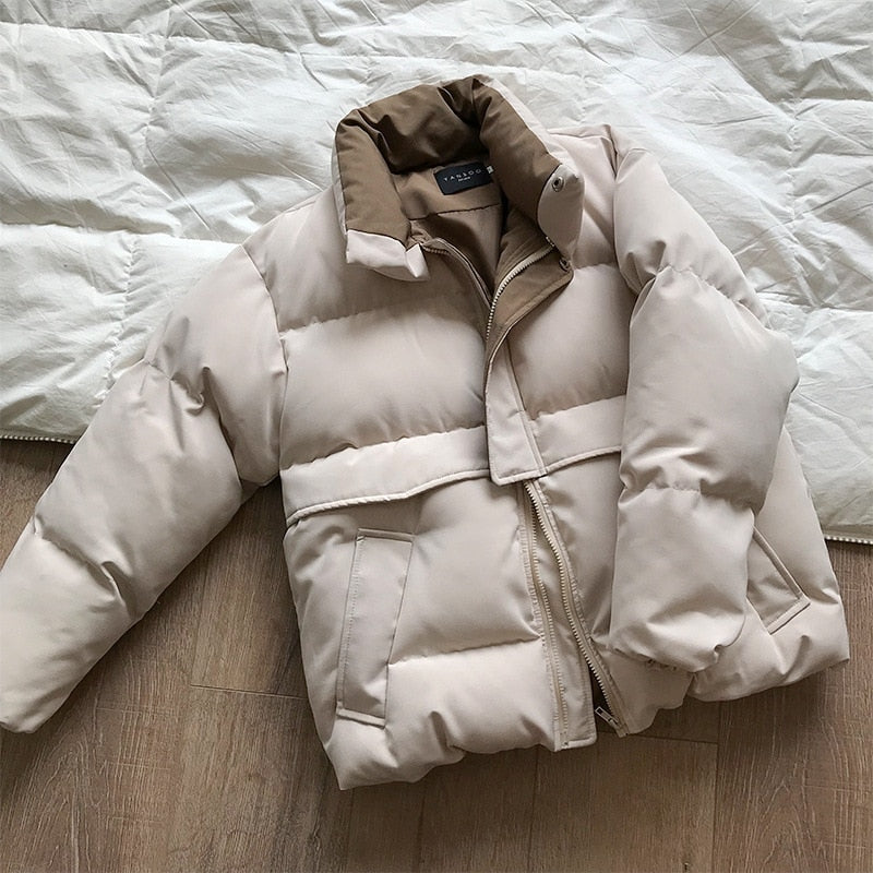 Beige Daunenjacke, warm, gesteppt, Wintermode, Reißverschluss, modisch, Damenbekleidung.