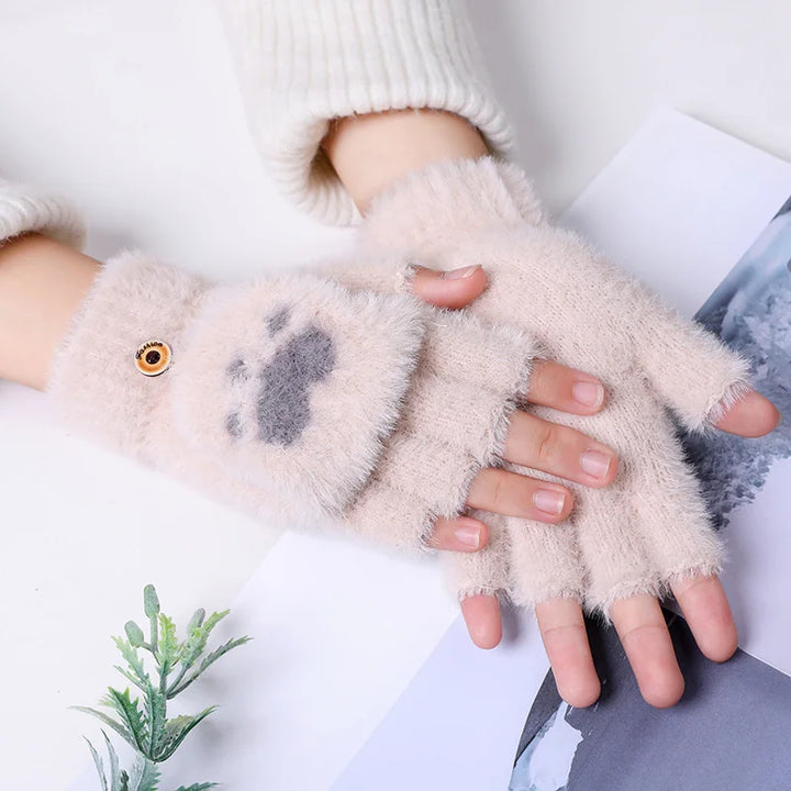 Beige fingerlose Handschuhe mit Pfotenmuster, flauschig, Damenmode, Winteraccessoire.