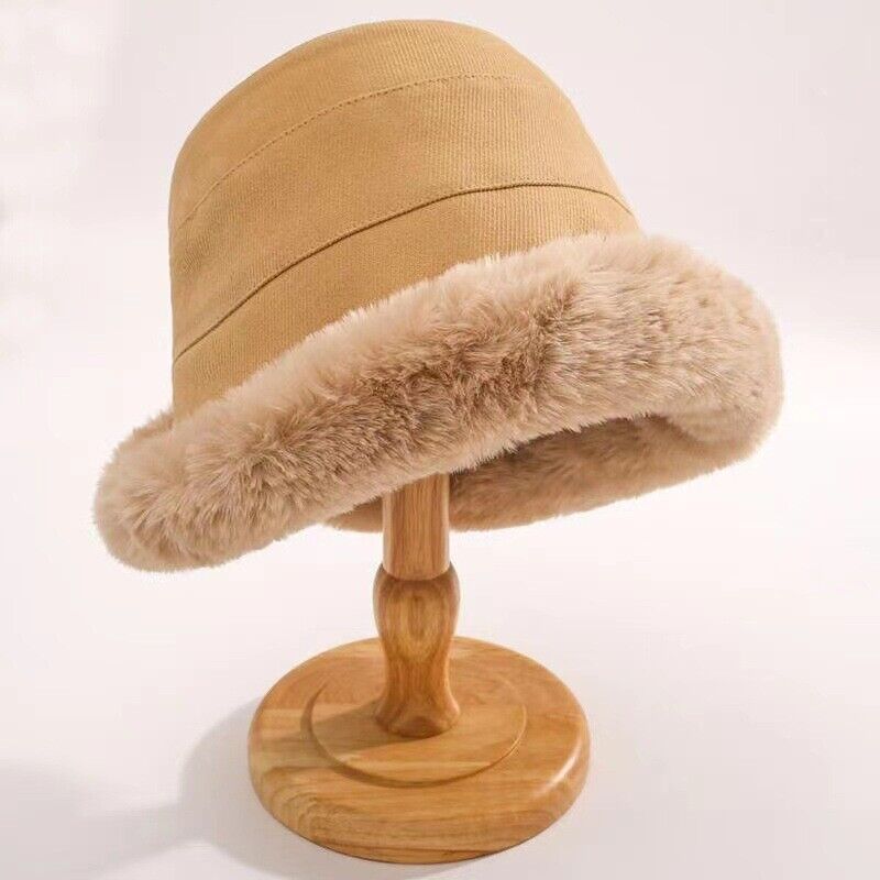 Beiger Damenhut mit Kunstfellrand auf Holzständer, Wintermode, elegant, warm, Accessoire.