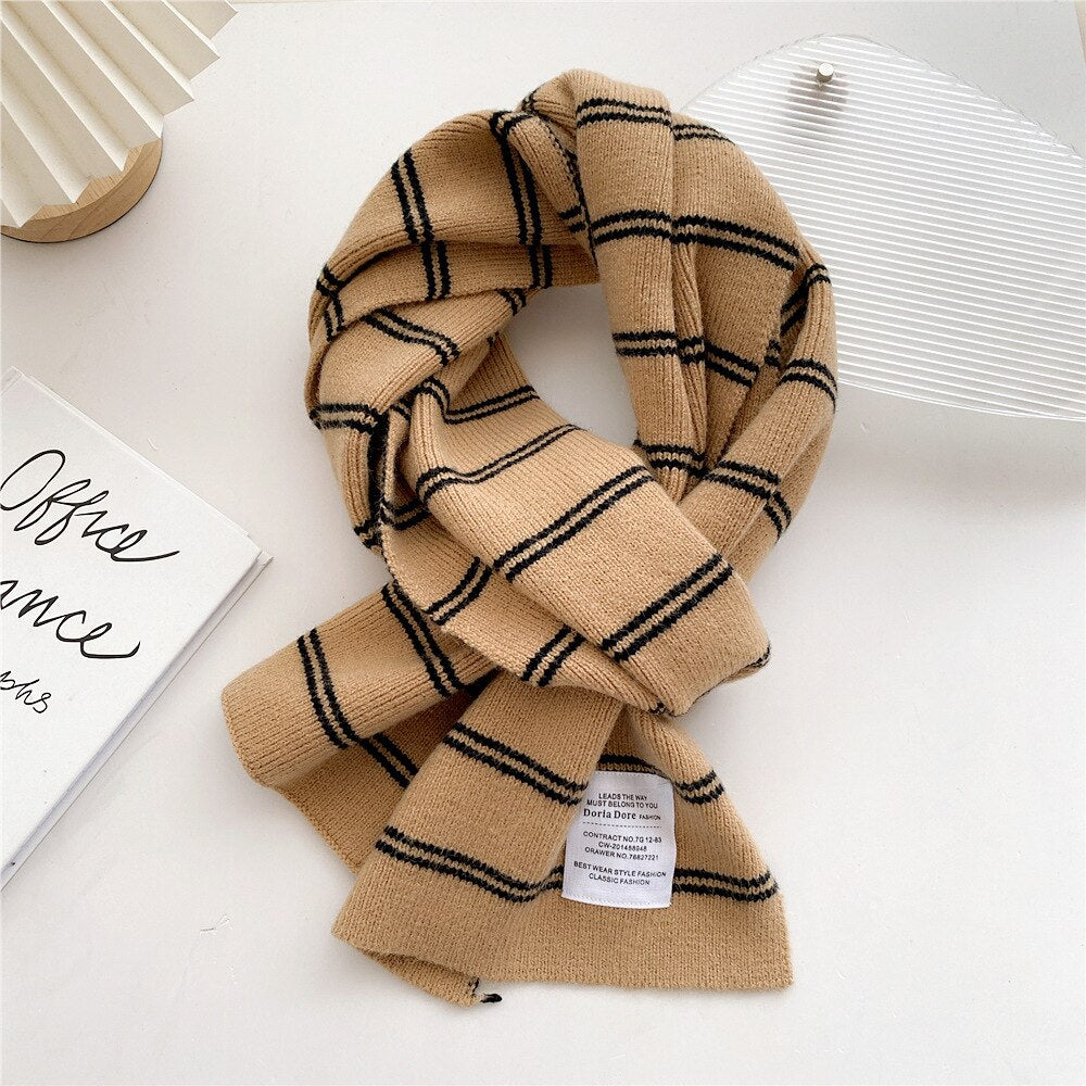 Beige karierter Schal aus Wolle, modisches Accessoire, warm und stilvoll, Herbst-Winter.