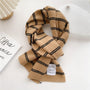 Beige karierter Schal aus Wolle, modisches Accessoire, warm und stilvoll, Herbst-Winter.