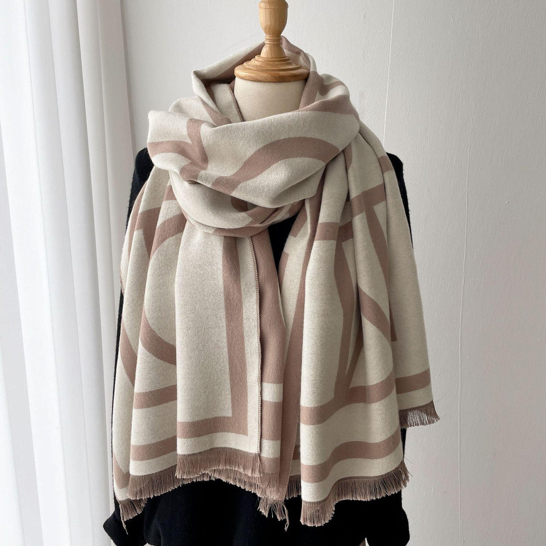 Beige-weißer Schal mit geometrischem Muster, weiches Material, Damenmode, Herbst-Winter Accessoire.