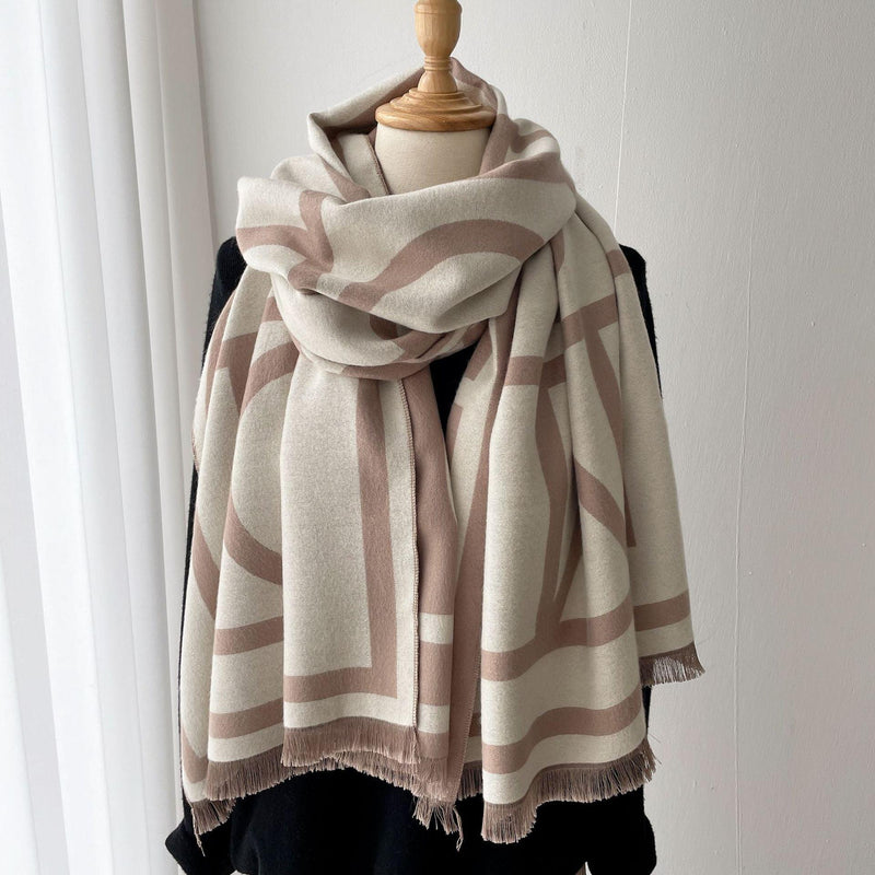 Beige-weißer Schal mit geometrischem Muster, weiches Material, Damenmode, Herbst-Winter Accessoire.