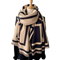 Beige und schwarzer Schal, geometrisches Muster, Damenmode, weiches Material, Herbst-Winter-Accessoire.