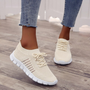 Beige Damen-Sneaker aus Strickstoff, atmungsaktiv, mit weißer Sohle, ideal für Freizeit.
