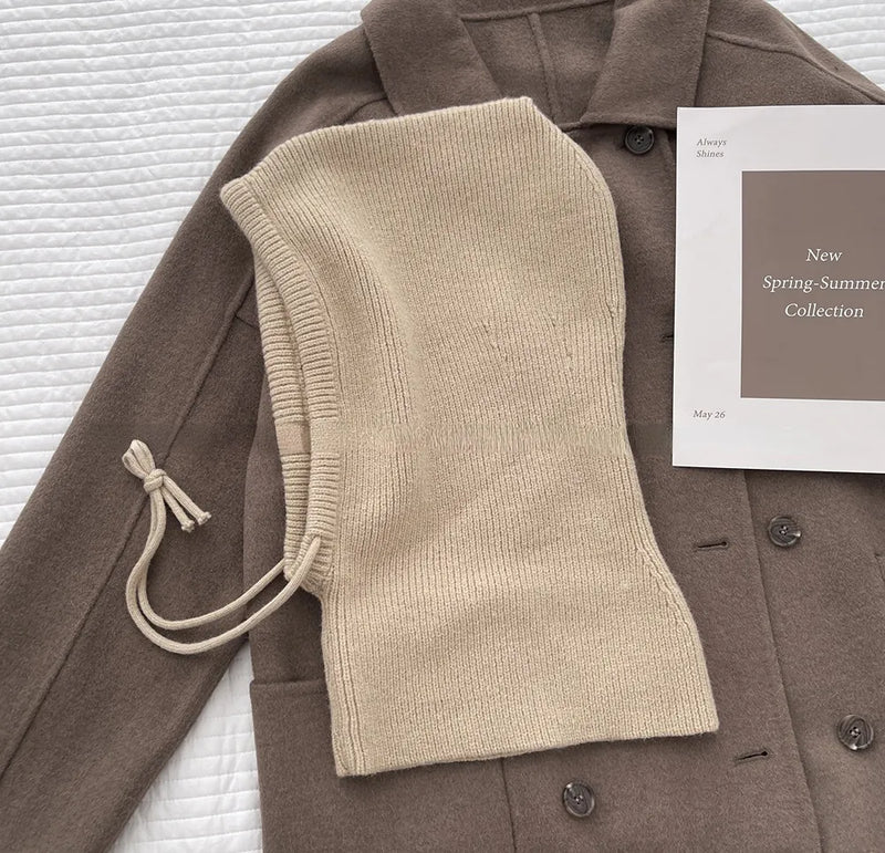 Beige Strick-Balaclava auf braunem Mantel, Frühling-Sommer-Kollektion, modisch, warm.
