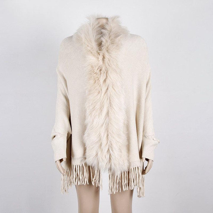 Beige Damenponcho mit Kunstfellkragen und Fransen, eleganter Wintermode-Artikel.