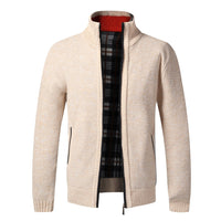 Beige Herren-Strickjacke mit Reißverschluss, kariertem Innenfutter, Stehkragen, warm, modisch.