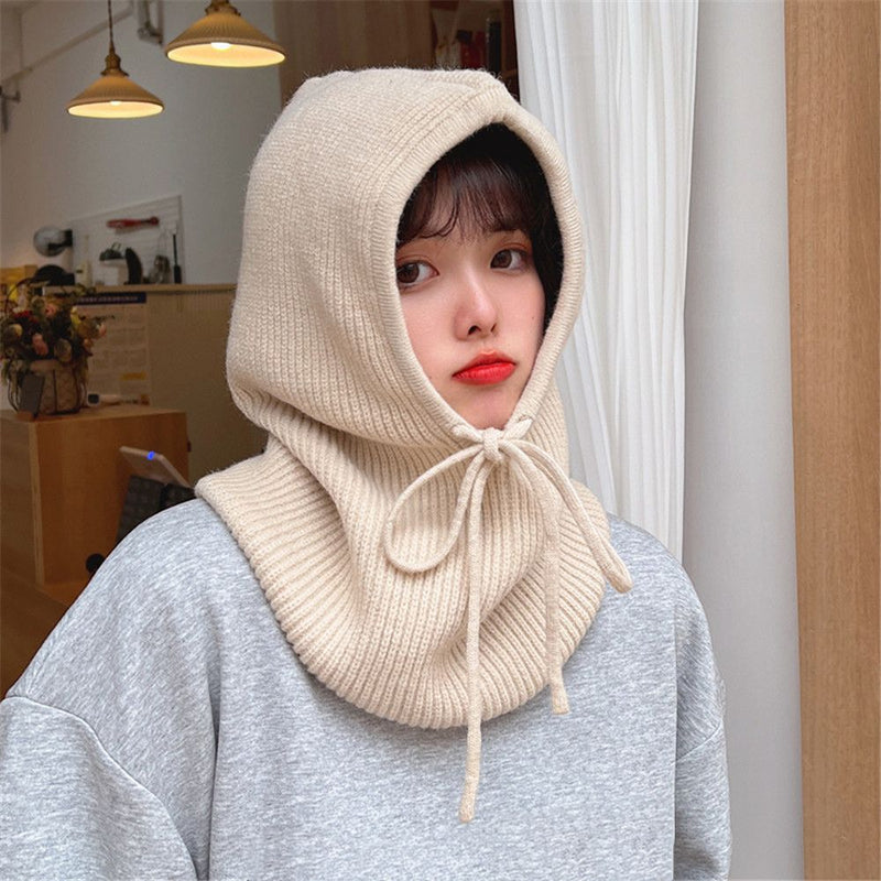 Frau mit beigem Strickschal-Kapuze, gemütlich, modisch, Herbst-Winter-Accessoire.