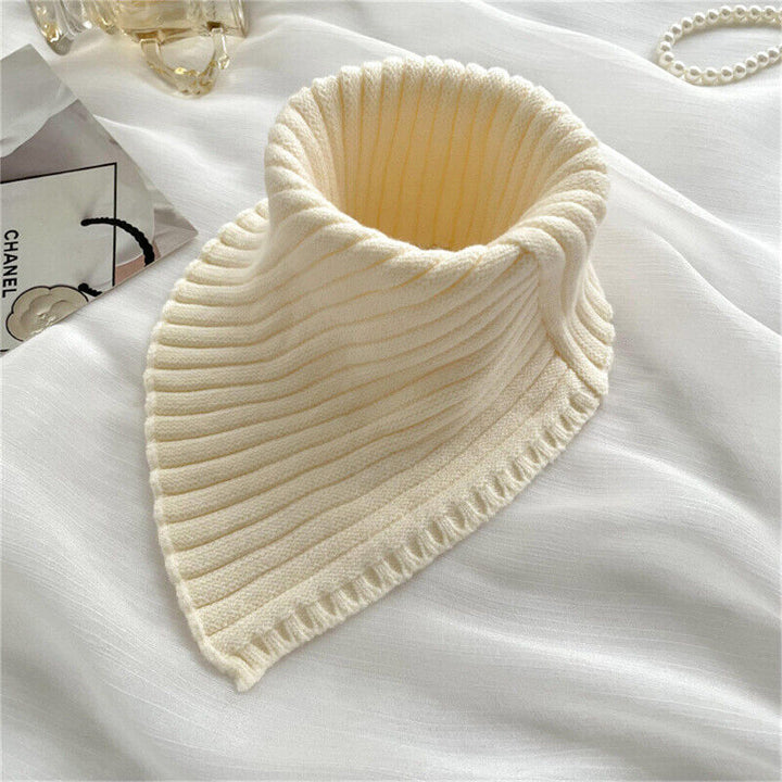 Beiger Strickschal aus Wolle, geripptes Design, modisches Accessoire für Herbst und Winter.