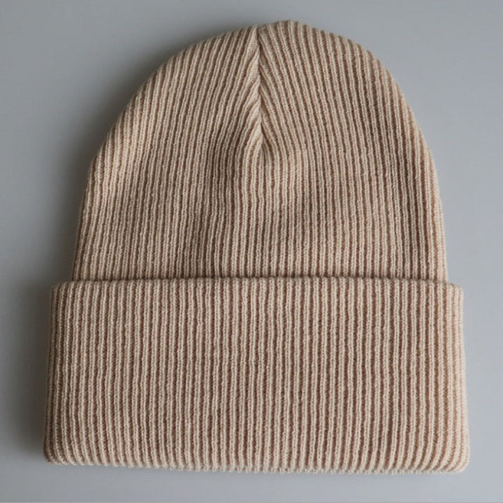 Beige Strickmütze aus Wolle, geripptes Design, Unisex Wintermode, warme Beanie für kalte Tage.