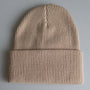 Beige Strickmütze aus Wolle, geripptes Design, Unisex Wintermode, warme Beanie für kalte Tage.