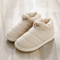 Beige Winterhausschuhe, gepolstert, rutschfeste Sohle, warm, gemütlich, für Damen und Herren.