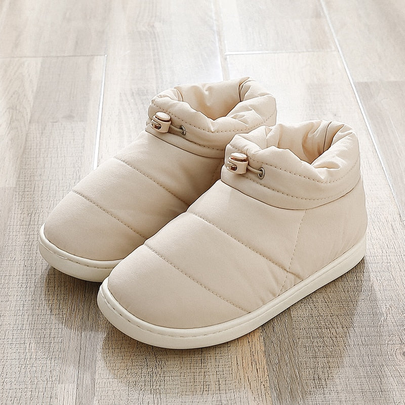 Beige Winterhausschuhe, gepolstert, rutschfeste Sohle, warm, gemütlich, für Damen und Herren.